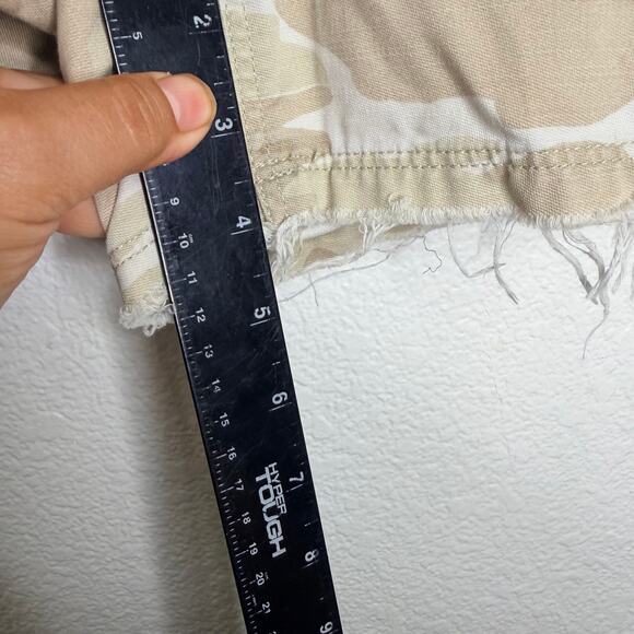 G1 Goods Womens Shorts Size 10 Beige Camo Cargo Cut Off Casual Wear - Picture 5 of 13